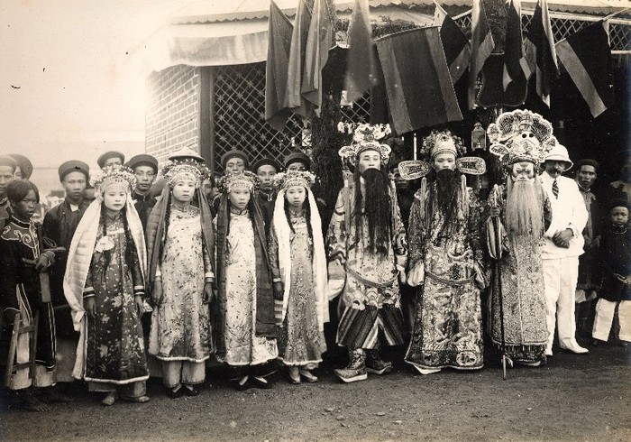 Đoàn hát đến từ Nam Định trong lễ Tứ Tuần Đại Khánh của vua Khải Định.